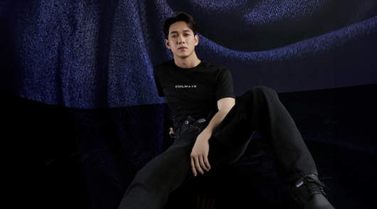 Vietnamese singer Song Luan models a black T-shirt and jeans from Coolmate’s FW24 collection.