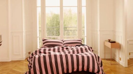 An image from home goods brand Hommey of its signature pink-and-brown bedding. 