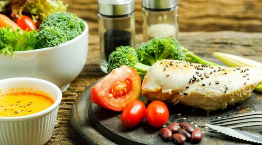 a dish of chicken and vegetables