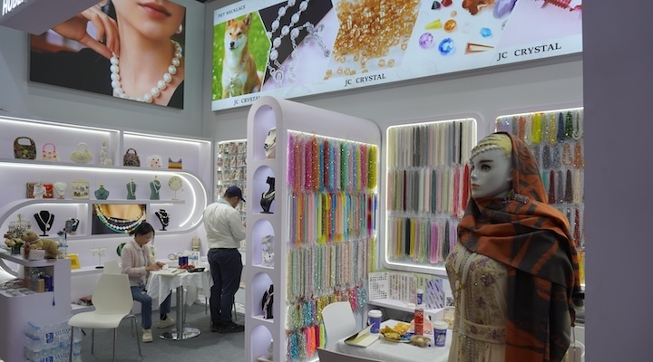 Bead accessories manufacturer Hubei Jingcan Glass.