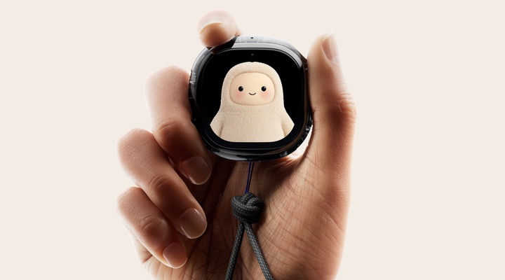 Meta’s Muse charm held in a hand.